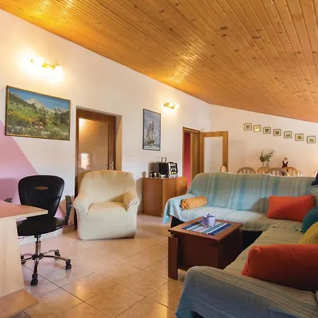 Apartment Three-bedroom With A Fireplace 02 Pula